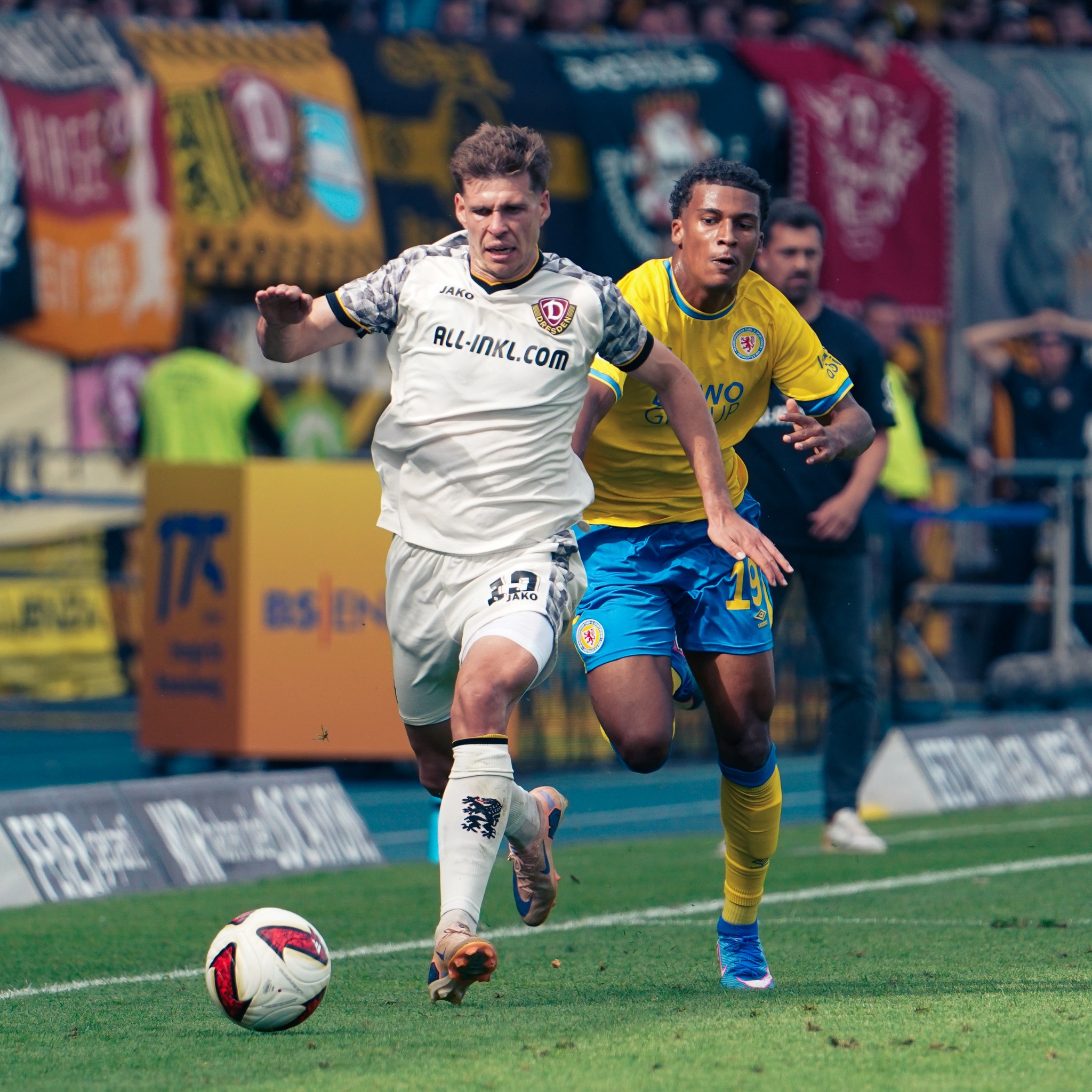 Eintracht Braunschweig and Dynamo Dresden players chase the ball during their 2:2 draw in the 2. Bundesliga.