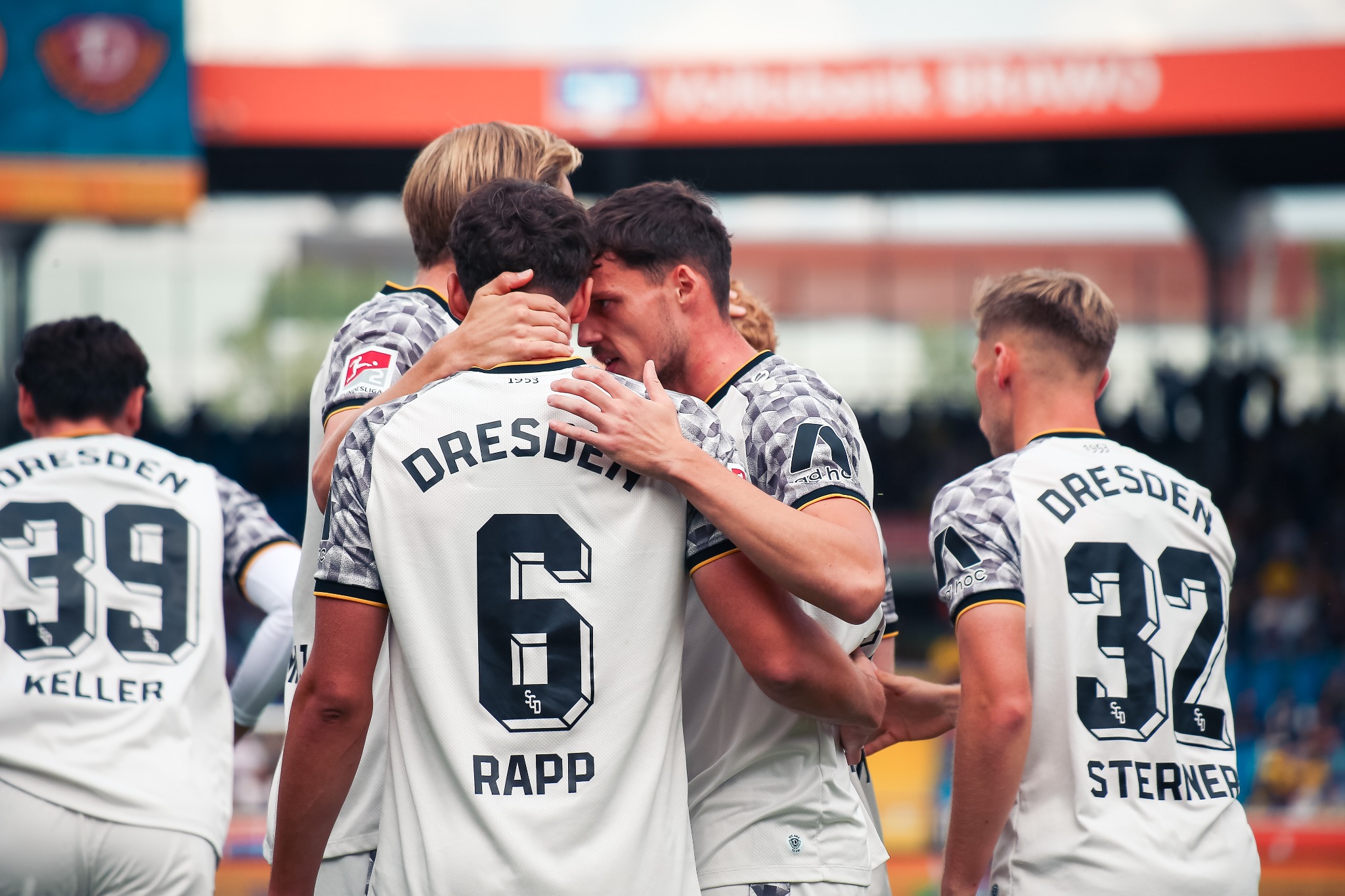 Dynamo Dresden players gather during the 2:2 draw against Eintracht Braunschweig on matchday five.