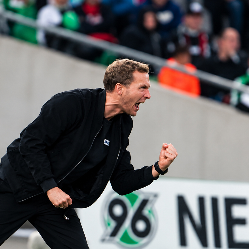 Hannover 96 head coach Christian Titz reacts on the touchline during the 2:2 draw with Karlsruher SC.